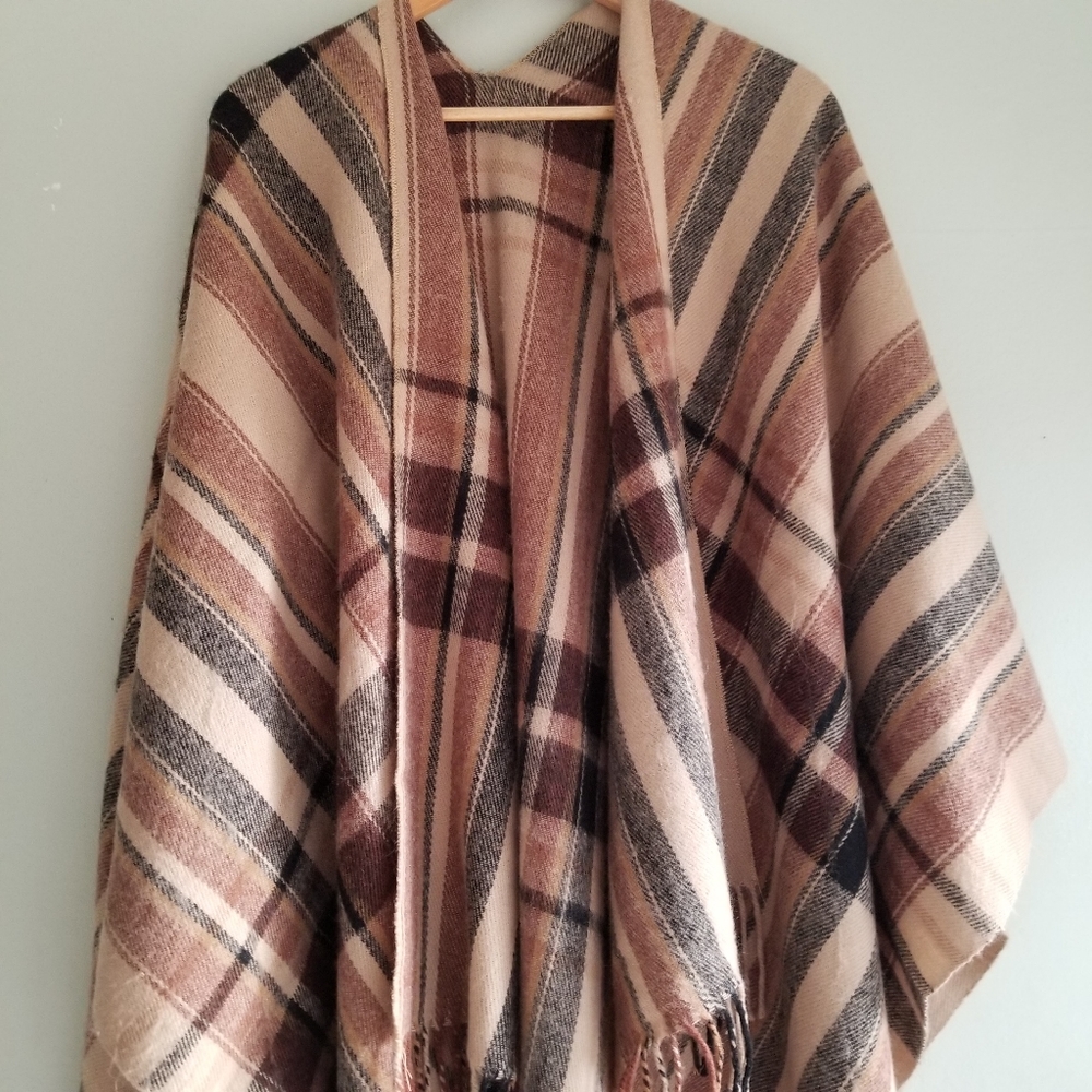 Plaid cape - Picture 8 of 8